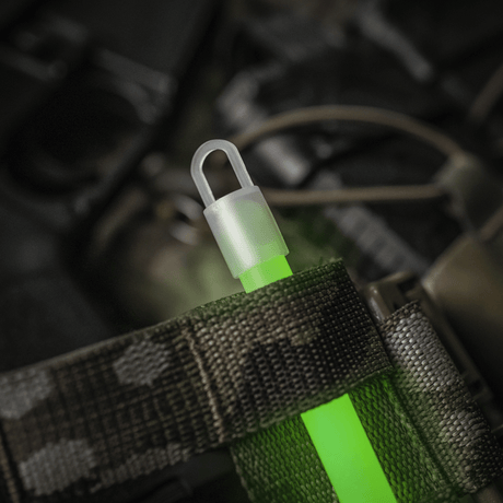 M-Tac Glow Stick 15 cm i bruk for merking, perfekt for mørke omgivelser og signalering, opptil 24 timers lys.