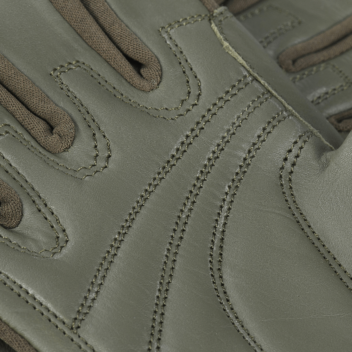 Nærbillede af M-Tac Handsker Assault Tactical Mk.8 i syntetisk materiale og læder med elastiske manchetter for fleksibilitet.