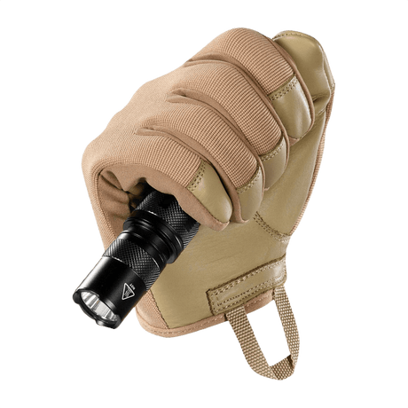M-Tac Handsker Police holder en sort lommelygte, designet til komfort og holdbarhed med polstrede zoner og justerbar velcro.