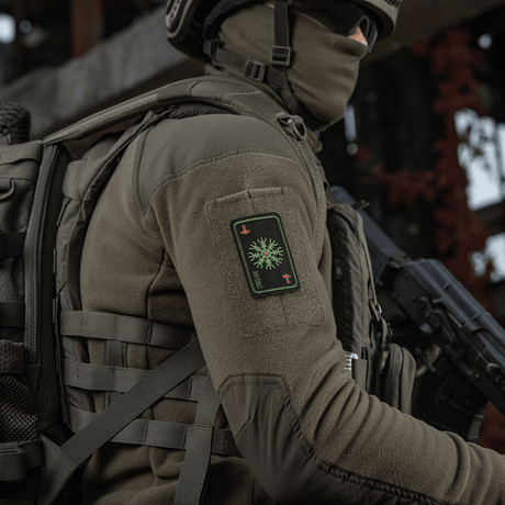 Soldat med M-Tac Patch Kort Helm of Horror (broderi) festet til jakke, brodert med Ægishjálmur-symbol, Cordura 500D-materiale.