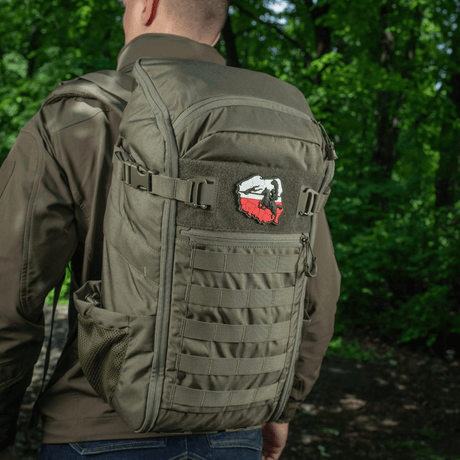M-Tac Patch Husaria 3D PVC på ryggsekk, ikonisk vinget husar-motiv, polske flagg, mot og ridderlighet, velcro-festing, 3D-effekt.