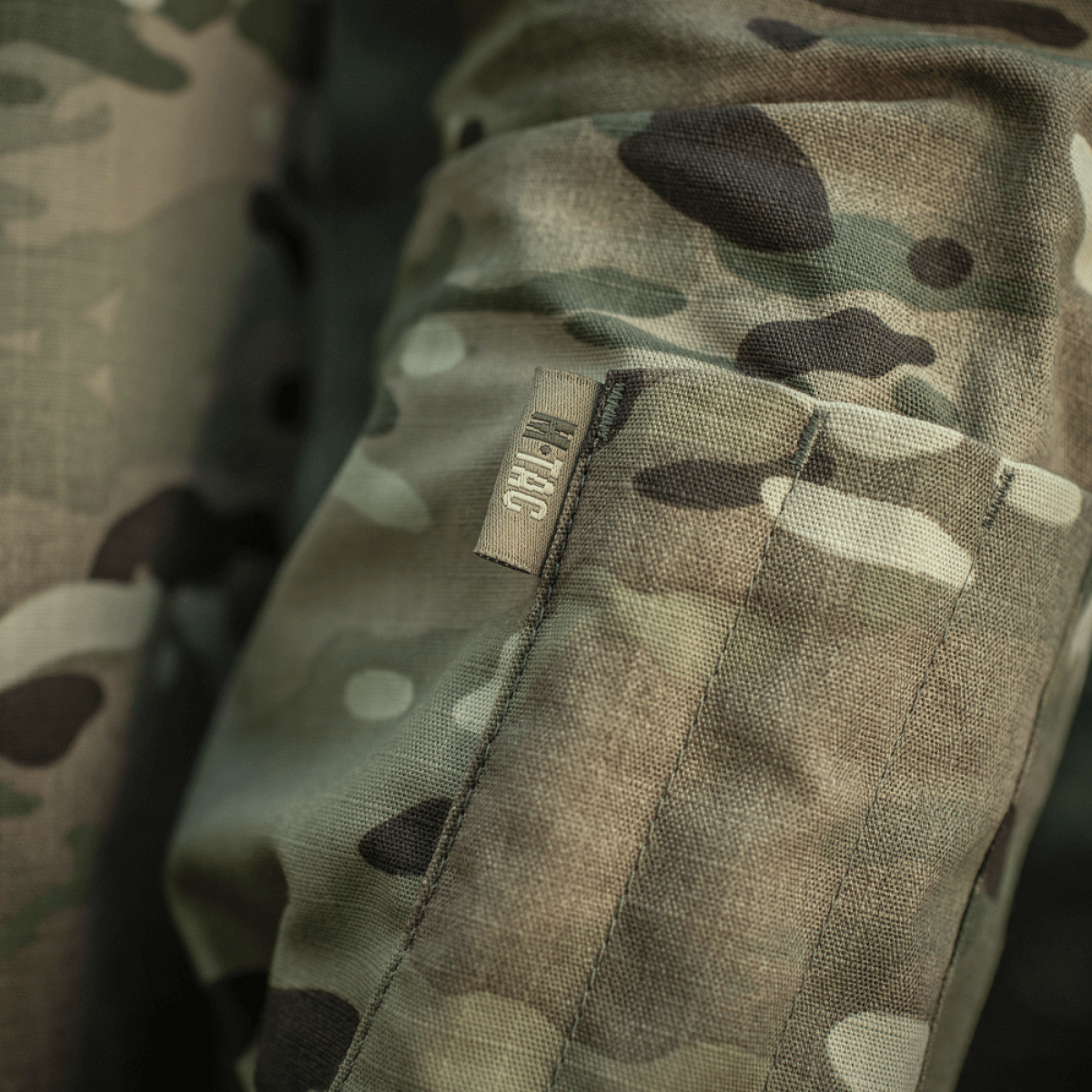 M-Tac Jakke Sturm Gen.II NYCO Extreme i Multicam camouflage, viser NIR-teknologi til udendørs og taktisk brug.