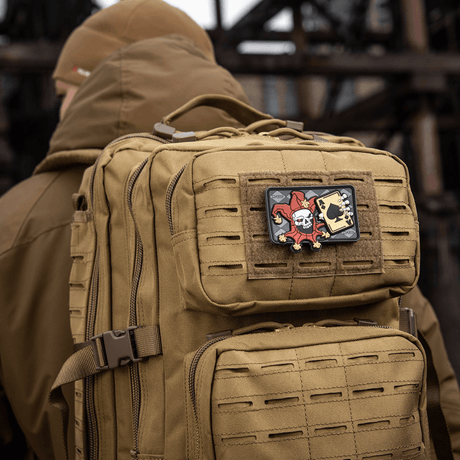 Taktisk ryggsekk med M-Tac Patch Joker Skull 3D PVC med joker og dødskort i PVC, montert på ryggsekkens forside.