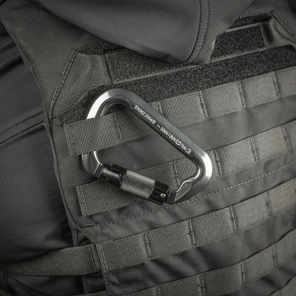 M-Tac Key-Lock Karabinhage fastgjort til taktisk vest, lavet af aluminium, automatisk key-lock, CE EN362 standard, 30 kN belastning.