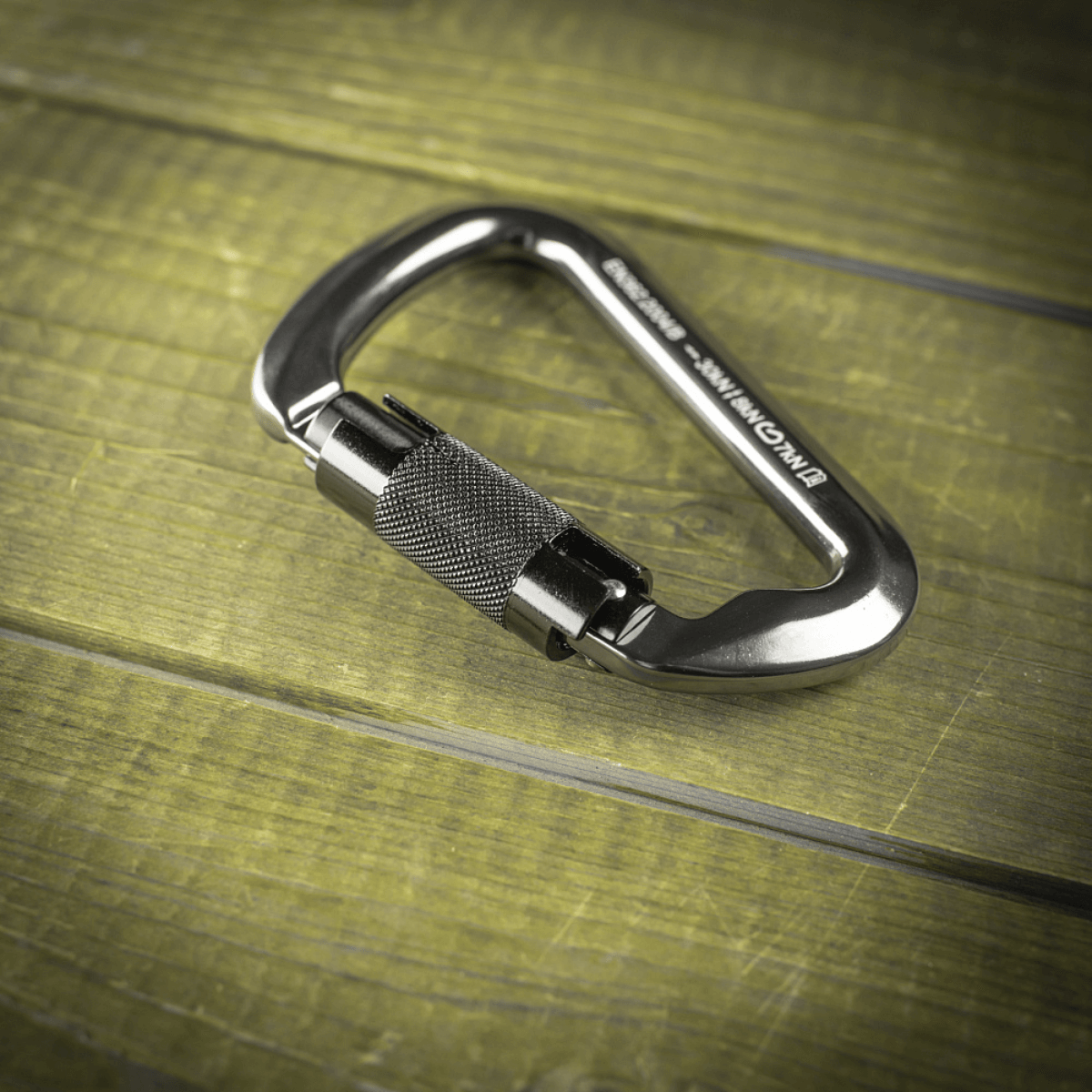 M-Tac Key-Lock Karabinhage i aluminium, ergonomisk designet til klatring og sikkerhed med automatisk lås, længde 110 mm, belastning 30 kN.