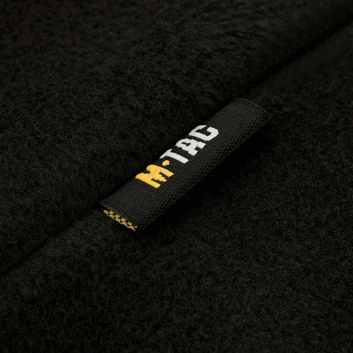 M-Tac Fleece Polartec Watch Cap i sort Polartec® 200 Series fleece med M-Tac logo, perfekt til udendørs aktiviteter i koldt vejr.