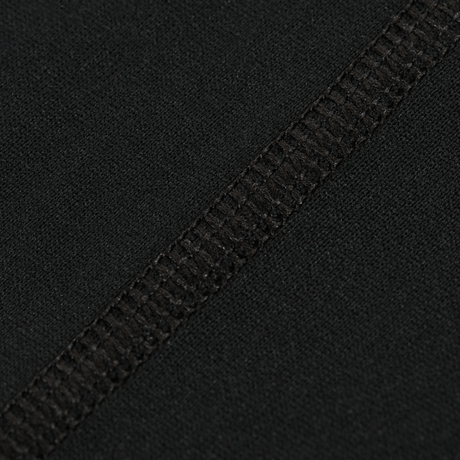 Nærbillede af M-Tac Level I Polartec Thermal Shirt med flade sømme og Power Dry® materiale, der fremmer termoregulering og komfort