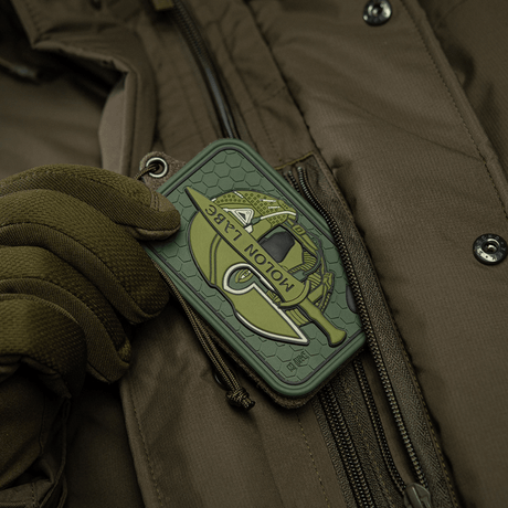 M-Tac Patch Molon Labe 3D PVC taktisk morale patch, grønn gummi PVC, festet på jakke med Velcro.