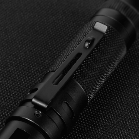 M-Tac Lommelykt A180 med justerbar retning og magnet, nærbilde sidevisning. Aluminium, LED CREE XPG2, 140 lumen, 129 mm x 21 mm, 81 g.