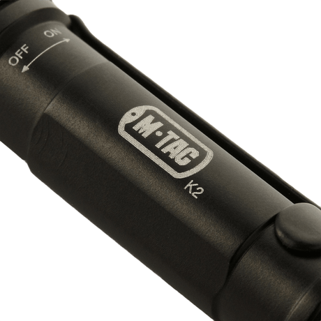 M-Tac Lommelykt K2, kompakt EDC-lommelykt i aluminium, 90 lumen, perfekt for nøkkelknippe, støt- og vannresistent, 67 mm lang.