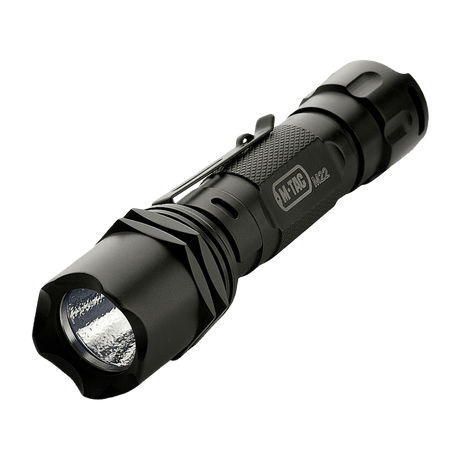 M-Tac Lommelykt M22-C taktisk LED-lommelykt med aluminiumlegering og 250 lumen lysstyrke, sort design for innendørs og utendørs bruk.