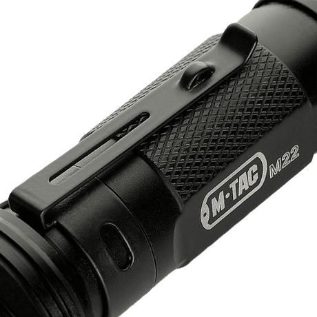 M-Tac Lommelykt M22-C i aluminiumlegering med XPE2-R3 LED, perfekt for taktisk bruk og utendørs, sort design med belteklips.