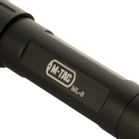 Kraftig M-Tac lommelykt ML-8 i anodisert aluminium, egnet for utendørs bruk, støv- og vannbeskyttet, opptil 800 lumen.