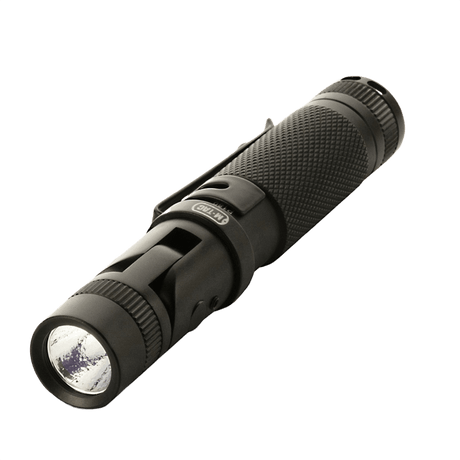 M-Tac lommelykt p180 med justerbar lysretning og aluminiumdesign, egnet for brystlomme eller ryggsekk, LED CREE xpg2, opptil 50.000 timers levetid.