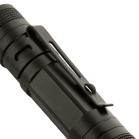 Nærbilde av M-Tac lommelykt P21 i svart aluminium, kompakt design, egnet for EDC-kit. Cree XR-E P4-WC LED, opptil 130 lumen, AA-batteri.
