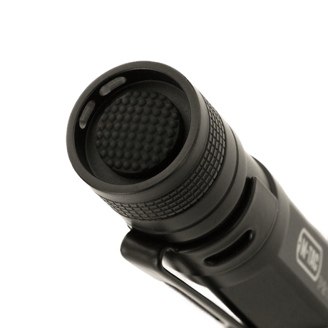 M-Tac lommelykt P21 - kompakt og lyssterk LED-lommelykt i aluminium, egnet for EDC og utendørs bruk, med Cree XR-E P4-WC LED.