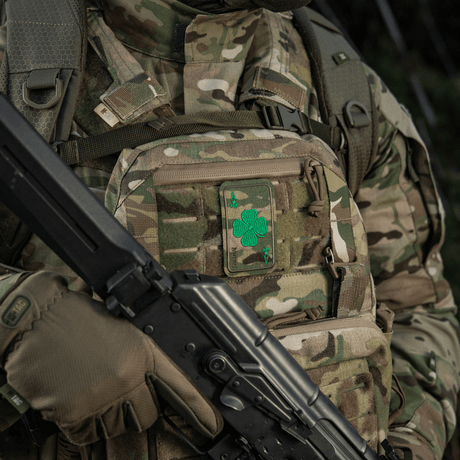 M-Tac Patch Lucky Card (broderi) på camouflagejakke, brodert kløverblad, festet med Velcro, holdbar Cordura 500D, symboliserer hell og beskyttelse.