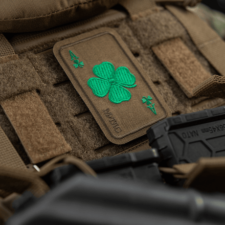 M-Tac Patch Lucky Card (broderi) på veske med brodert kløverblad, symboliserer hell og beskyttelse, holdbart Cordura-materiale, 8x5 cm