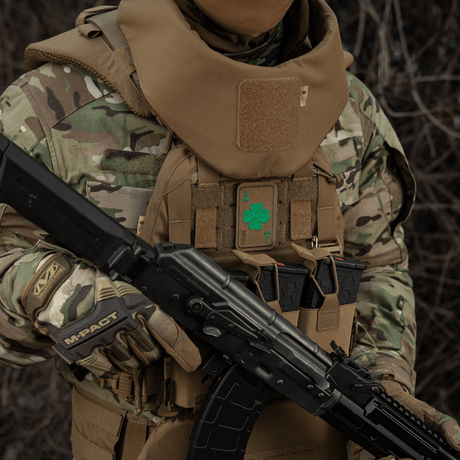 M-Tac Patch Lucky Card (broderi) på militærutstyr med brodert kløverblad i Cordura 500D, symboliserer hell og beskyttelse.