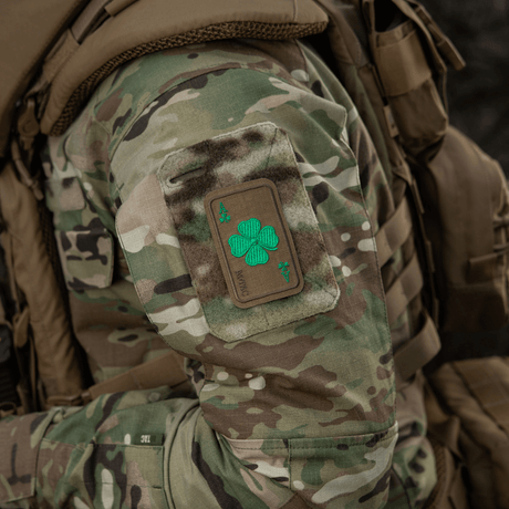 M-Tac Patch Lucky Card (broderi) på camouflagejakke med brodert kløverblad som symboliserer hell og beskyttelse, festet med Velcro.