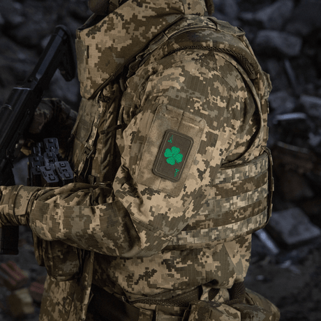 M-Tac Patch Lucky Card (broderi) i Cordura 500D med brodert kløverblad symboliserer hell og beskyttelse, på klesplagg.
