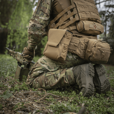 Soldat iført M-Tac Pouch til M249 Cartridge Box Closed i felten, klar for oppdrag med Cordura 500D-materiale