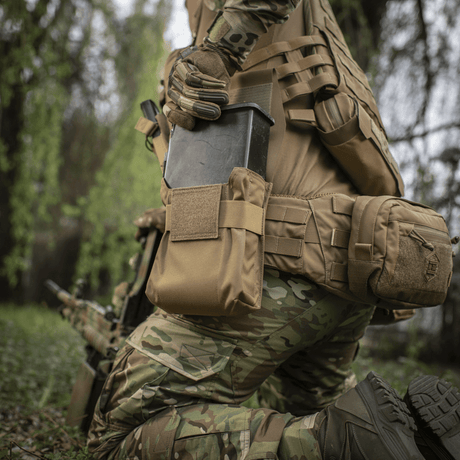 Soldat med M-Tac Pouch til M249 Cartridge Box Closed i møte med naturen