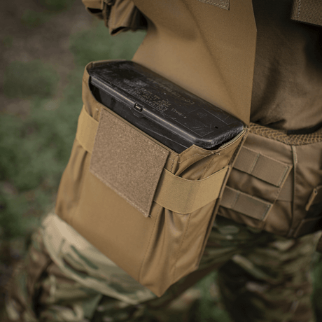 M-Tac Pouch til M249 Cartridge Box Closed i bruk, festet på militært utstyr av Cordura 500D