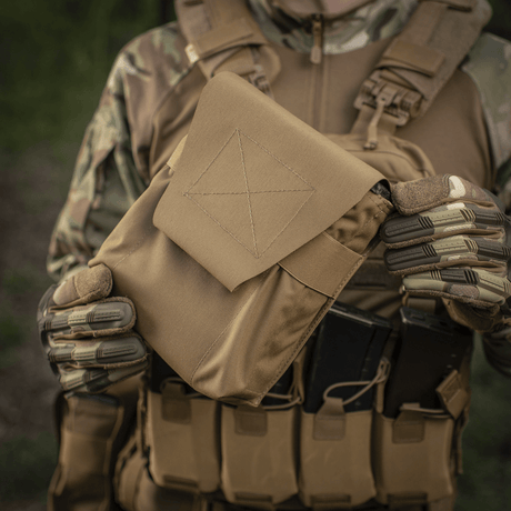 M-Tac Pouch til M249 Cartridge Box Closed i bruk, festet med elastikkrem og velcro, båret av operatør under oppdrag
