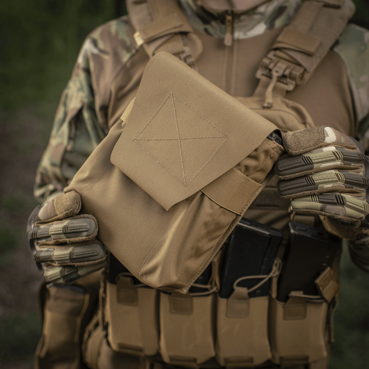 M-Tac Pouch til M249 Cartridge Box Closed i brug, fastgjort med elastikrem og velcro, bæres af operatør under kampopgave.
