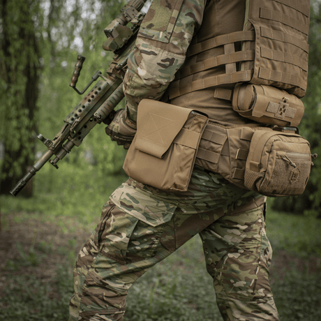 Soldat med M-Tac Pouch til M249 Cartridge Box Closed festet på taktisk vest i feltmiljø, fremhever holdbarhet og funksjonalitet