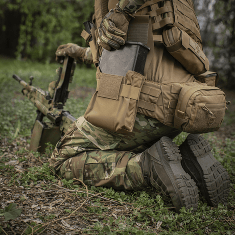 M-Tac Pouch til M249 Cartridge Box Closed montert på taktisk utstyr under oppdrag i skogområde