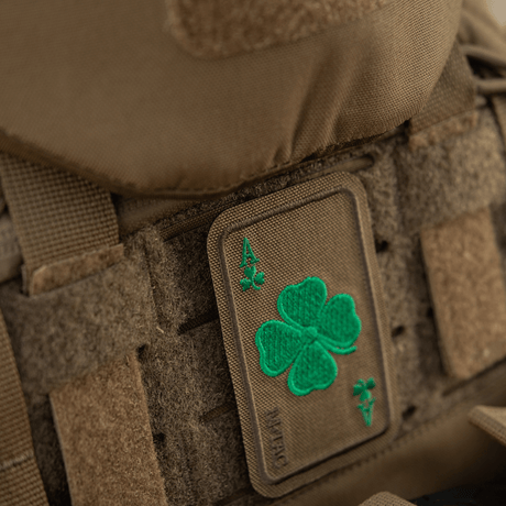 M-Tac Patch Lucky Card (broderi) på Cordura 500D med brodert kløverblad, Velcro-feste, slitesterk for klær og utstyr, 8x5 cm.