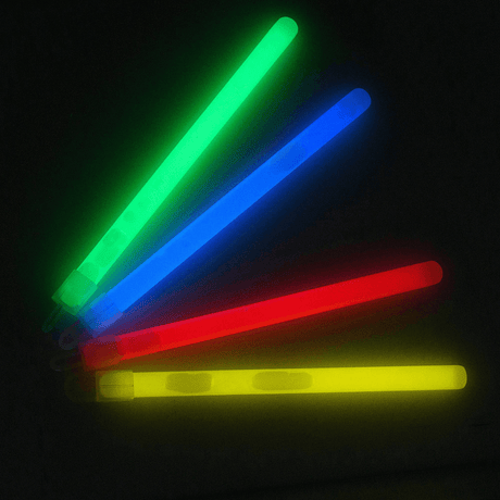 Flerfargede M-Tac Glow Stick 15 cm, selvstendige lyskilder uten strøm, perfekte for å lyse opp eller markere områder.