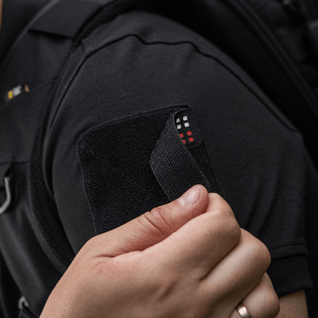 M-Tac Patch Flag 25x80 Mini Squares festet til klær med velcro, laget av Cordura 500D, viser taktisk bruk.
