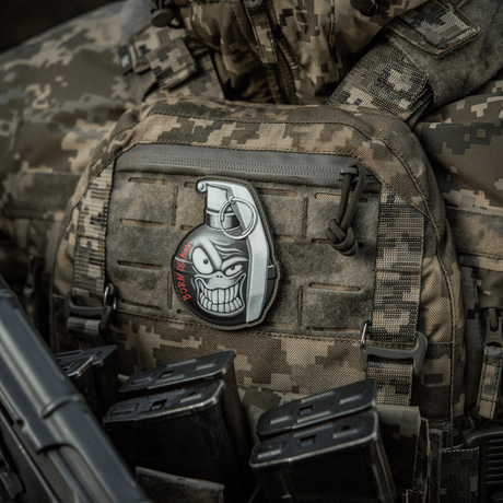 M-Tac Patch M67 Granat 3D PVC på taktisk vest, humoristisk design, militærfans, morale patch, Velcro-feste, militært utstyr