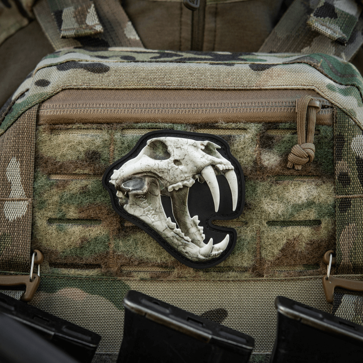 M‑Tac Patch Old Tiger PVC med 3D-effekt monteret på kamouflageret taske.
