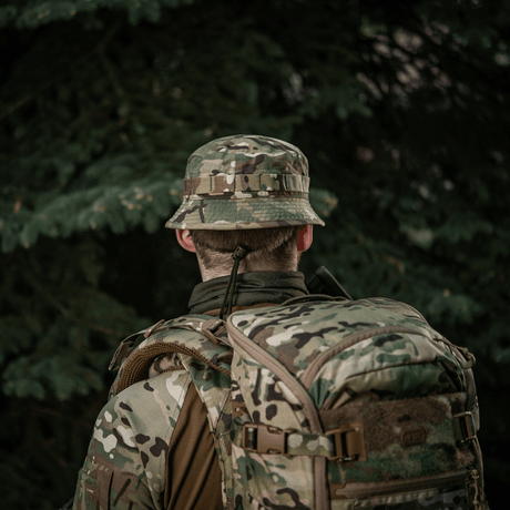 M-Tac Panama Hat Gen.II NYCO på person i camouflage, i en skov