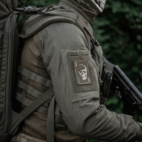 M-Tac Patch Face of War (broderi) i Cordura 500D med kranium og ace of spades-motiv, festet med Velcro på taktisk jakke.