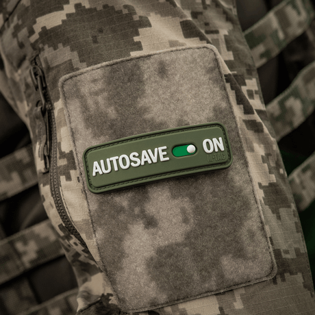 M-Tac Patch Autosave PVC på kamuflasjejakke, 3D-effekt, PVC-materiale, Velcro på baksiden, perfekt for taktisk utstyr.