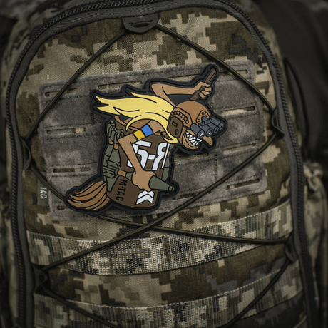 M‑Tac Patch Baba-Yaga Vertical på kamuflasjeryggsekk, viser UAV-operatør med nattkikkert og granater, inspirert av ukrainsk UAV-team.