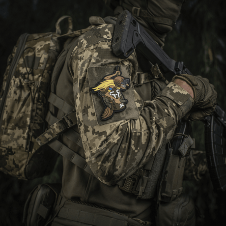 M‑Tac Patch Baba-Yaga Vertical på militæruniform, inspirert av ukrainske UAV-operatører, med 3D-design og velcro-feste.