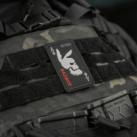 M-Tac Patch Bad Boy (broderi) - brodert kaninkranium på ace of spades-kort, symboliserer mot. Festes med Velcro, Cordura 500D.