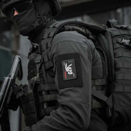 M-Tac Patch Bad Boy (broderi) på uniform, brodert Cordura 500D med ess i spar og kaninkranium-motiv, symboliserer mot og humor.