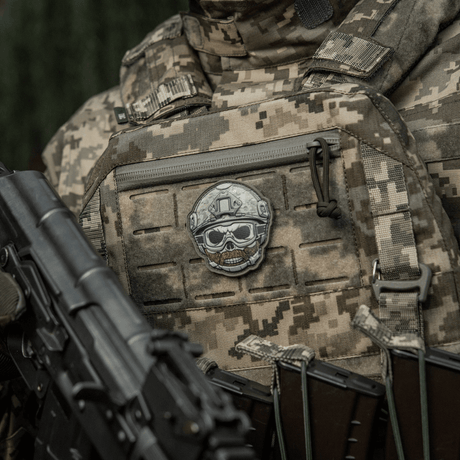 M-Tac Patch Emoji #4 med 3D PVC-effekt på taktisk vest, morale patch i kamuflasjestil med Velcro-feste.