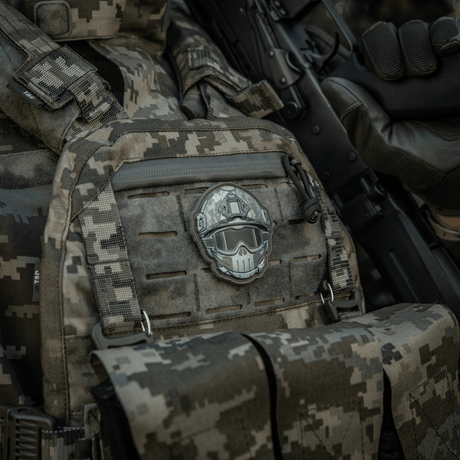 M-Tac Patch Emoji #20 med 3D-effekt og Velcro på camouflage-ryggsekk, morsom morale patch, perfekt for klær eller utstyr.