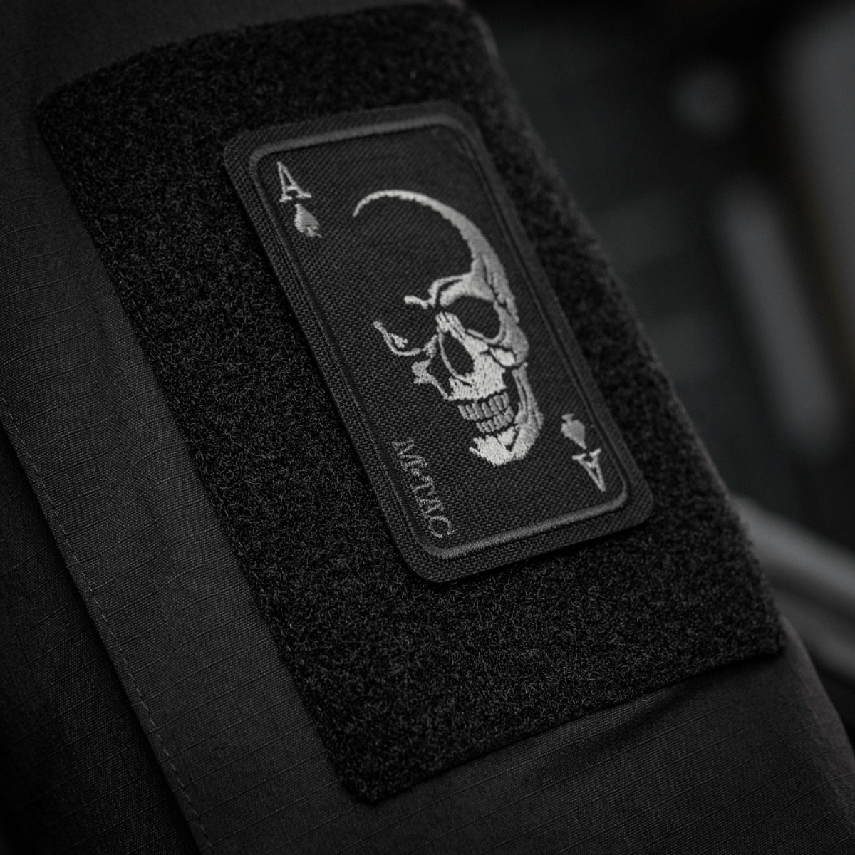 M-Tac Patch Face of War (Broderi) med kraniesymbol på ace of spades kort monteret på Cordura 500D stof