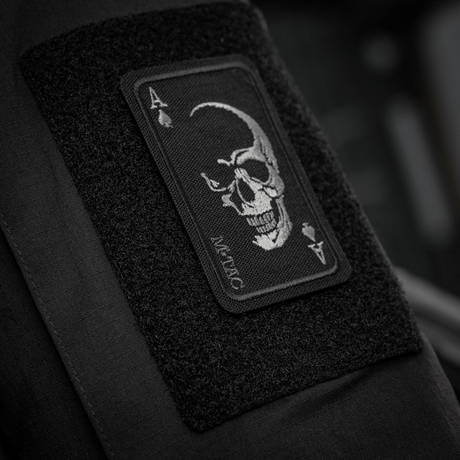 M-Tac Patch Face of War (broderi) med kraniesymbol på ace of spades-kort montert på Cordura 500D-stoff.