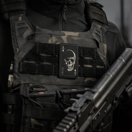 M-Tac Patch Face of War (broderi) på taktisk vest. Brodert kranium på ess i spar-kort, inspirert av Vietnam.