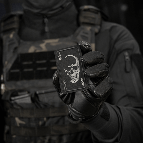 M-Tac Patch Face of War (broderi) i Cordura 500D med kraniemotiv fra Vietnamkrigen, montert med Velcro på en soldat.